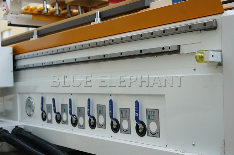 自動貼標(biāo)直排換刀帶排鉆加工中心